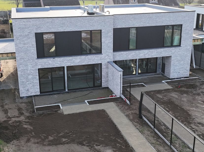 Op zoek naar een ruime, energiezuinige en hoogwaardig afgewerkte nieuwbouwwoning op een uitstekende ligging?<br />
Dan is deze exclusieve gezinswoning