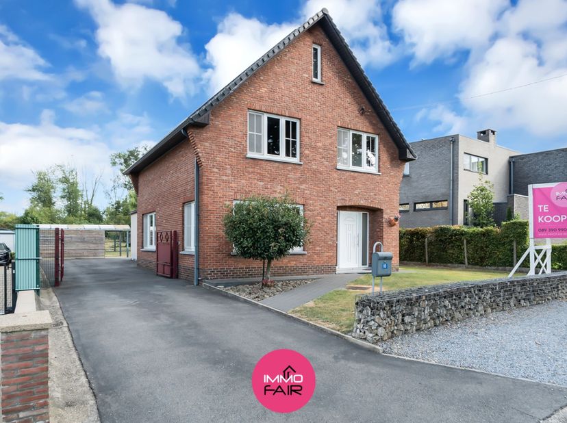 Deze verzorgde, vrijstaande woning ligt op een rustige locatie in Eigenbilzen, op een perceel van 1.500 m². De woning en de tuin grenzen rechtstreeks