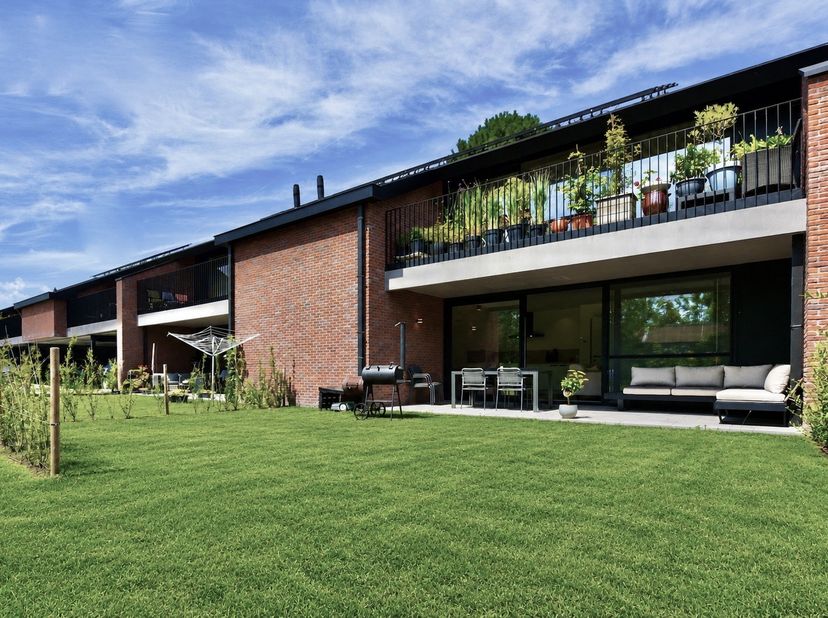 Op zoek naar een comfortabel, energiezuinig appartement op een toplocatie of een interessante vastgoedbelegging? Dan is dit stijlvolle gelijkvloers ni
