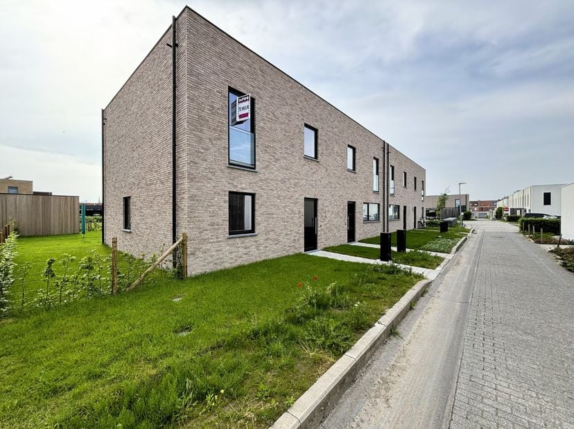 In het nieuwbouwproject "DE VLOEI”, een duurzame, kindvriendelijke woonwijk te Ieper, bieden wij deze nieuwbouwwoning te huur. De woning biedt een ide