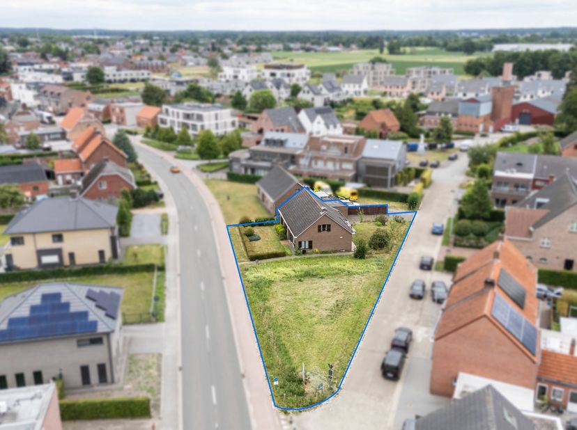 Degelijke en ruime gezinswoning in het centrum van Weelde met zicht op de molen en de kerk. Deze woning, op een zuidoost georiënteerd perceel van 855m