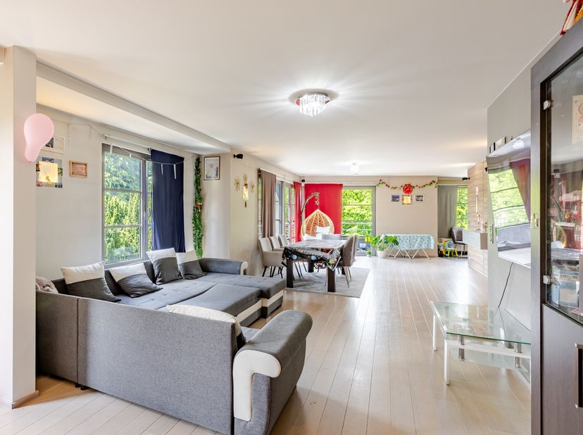 Op een absolute toplocatie te Aalst bevindt zich dit prachtig afgewerkte en uitzonderlijk lichtrijke hoekappartement van maar liefst 150 m². Dankzij d