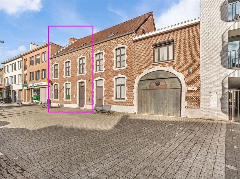 RICHTPRIJS: € 375.000,00.Uniek gelegen in het historische centrum van Herk-de-Stad, biedt dit karaktervolle pand een combinatie van kantoorruimte op h