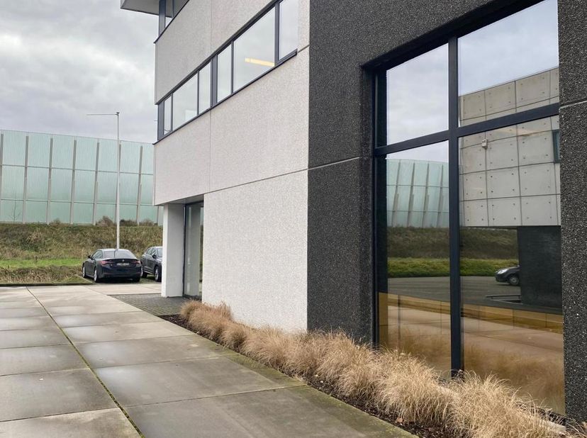 ALGEMEEN<br />
Instapklare kantoorruimte van ca. 310 m² met aansluitend magazijn van ca. 216 m² te huur in de industriezone van Burcht. De combinatie