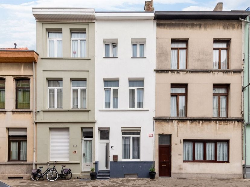 Situation : La maison est située sur la Kattenberg à Borgerhout, dans un emplacement central à proximité des commerces, des écoles, des restaurants et