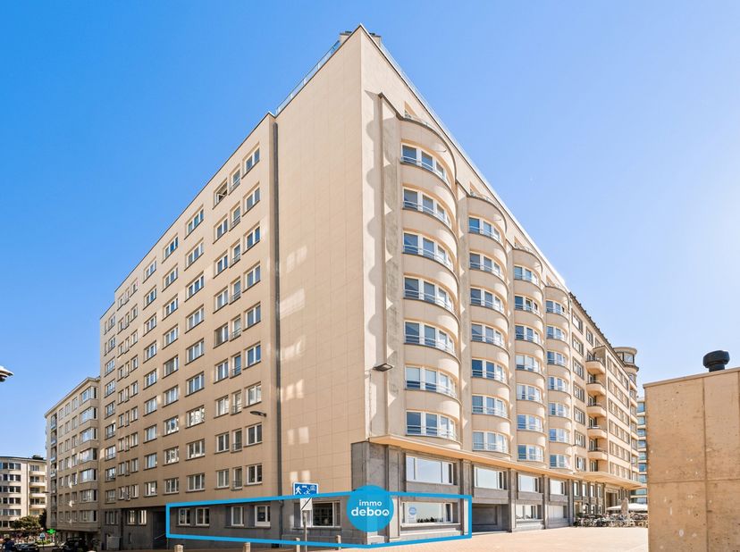 Uitzonderlijk ruim hoekappartement met frontaal zeezicht, gelegen op een absolute toplocatie langs de Albert I-Promenade 40 te Oostende.<br />
Dit woo