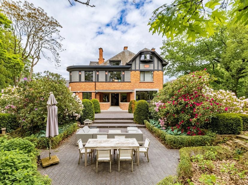 Gelegen in Rhodes-Saint-Genèse, aan de grens van Ukkel en het Bos van Soignes, ontdek deze prachtige Art Deco villa die met smaak gerenoveerd is in 20