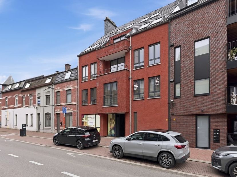 Op de Tiensesteenweg ter hoogte van nummer 37 kan men dit knap appartement terugvinden. Grote troef van dit appartement is ongetwijfeld de ligging! He