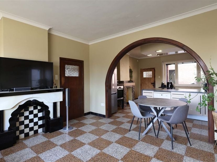 Verrassend ruime (230m²) gezinswoning met 3 slaapkamers op een royaal perceel van 15a91ca<br />
Omgeving:<br />
+ Gelegen in een aangename en landelij