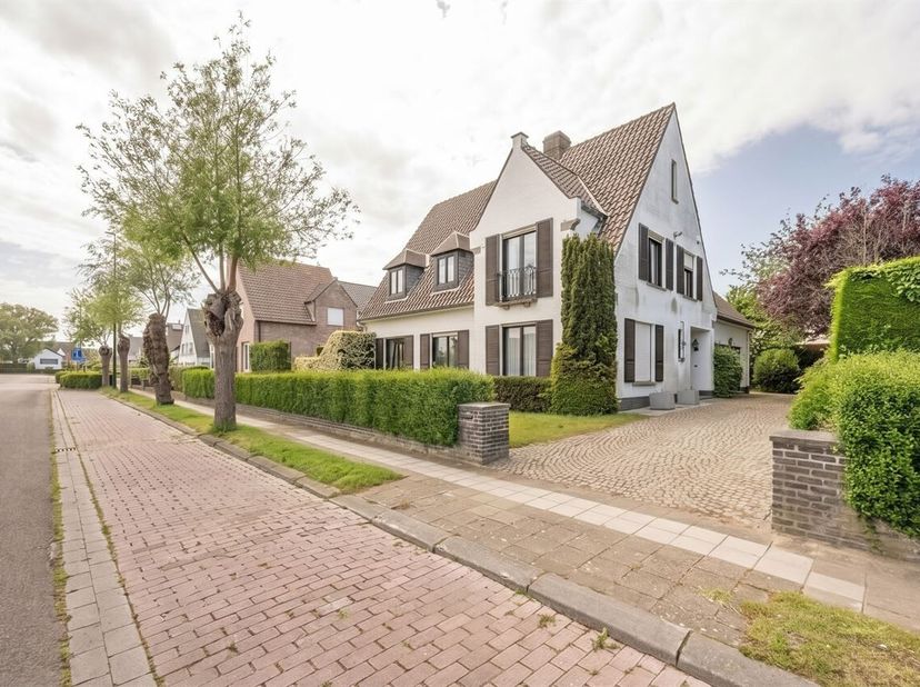 In één van de meest gewaardeerde wijken bevindt zich deze uitzonderlijk ruime alleenstaande villa, omringd door een verzorgde tuin die het geheel een