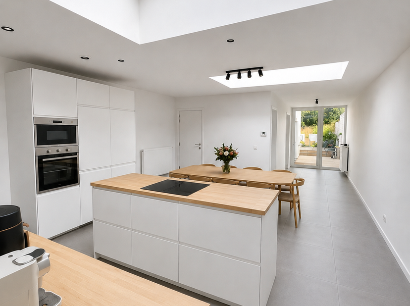 Deze prachtige woning in Ingelmunster werd volledig gerenoveerd in 2023 en biedt een ideale combinatie van modern wooncomfort, ruimte en energiezuinig
