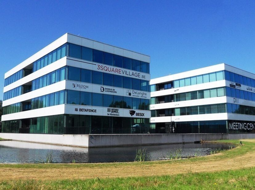 172m² kantoren te huur op de eerste verdieping van business center 3Square, gelegen in de Rijvisschestraat in Zwijnaarde, met visibiliteit van op afri