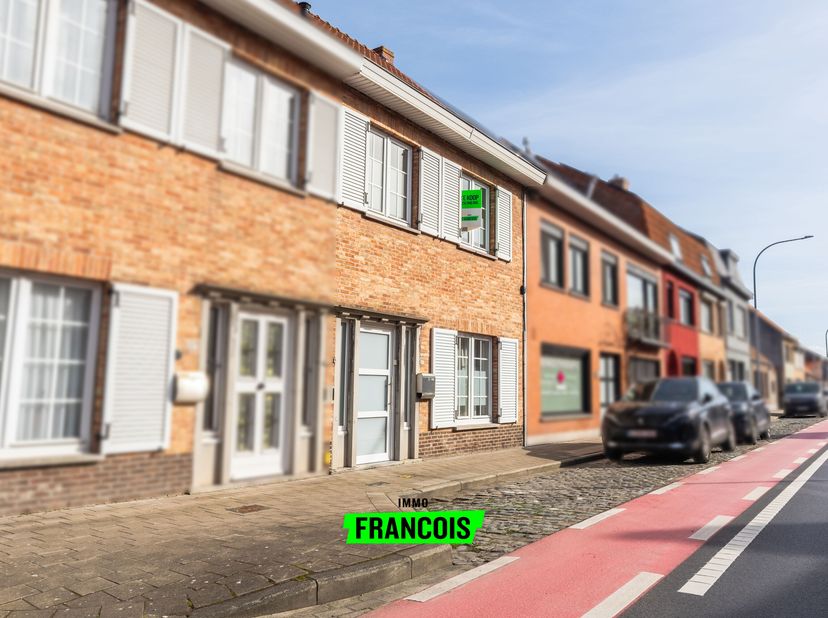 Cette maison soignée et prête à emménager à Sint-Kruis près de Bruges bénéficie dun emplacement central avec une liaison facile vers le centre-ville,