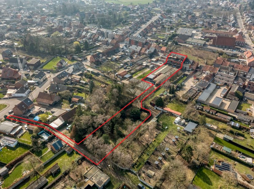 Dit uitzonderlijke handelspand heeft een ideale commerciële ligging te Dr. Van de Perrestraat 173 in Geel. Men geniet hier van een uiterst vlotte bere