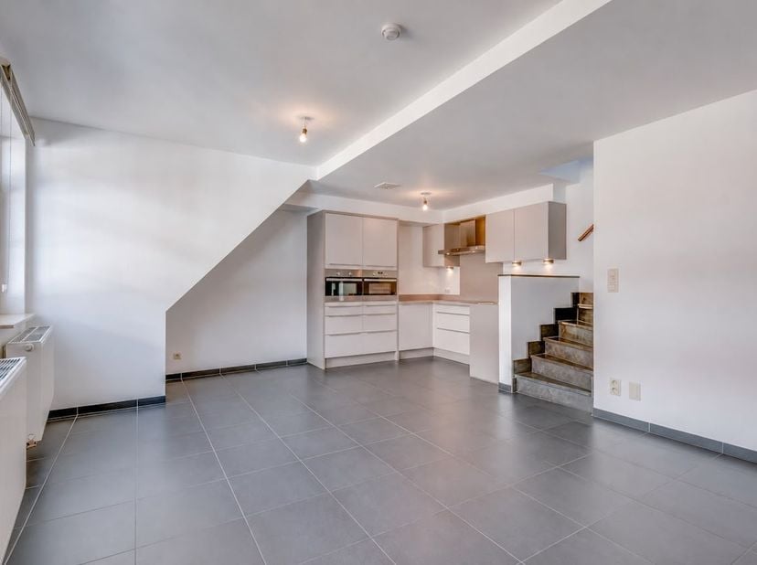 Dit centraal gelegen, energiezuinig duplex- appartement werd recentelijk en met oog voor detail en perfectie gebouwd en ligt op een steenworp van de M