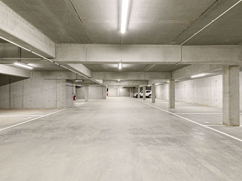 Les emplacements sont facilement accessibles par un large portail automatique que l'on franchit en voiture.<br />
Le parking est suffisamment spacieu