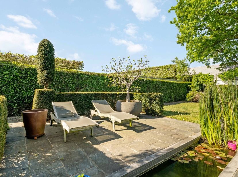 SINT-ANDRIES - LUXUEUZE, ROYALE, ENERGIEZUINIGE (label B) open bebouwing met een SUBLIEM exterieur met terrassen en een GARAGE. Tot. opp. 729m². Alle