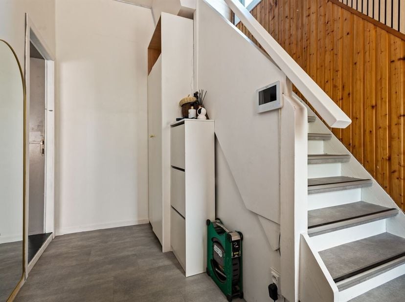 Gelegen in de rustige Tucherlei, biedt deze ruime woning het beste van twee werelden. Met de tram op loopafstand en winkels en basisfaciliteiten binne