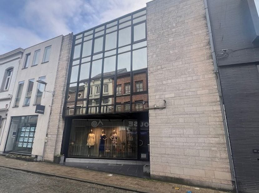 Dit modern ogende gebouw is gelegen in het centrum van Lokeren en doet vandaag dienst als gelijkvloerse handelsruimte + afzonderlijke bovengelegen won