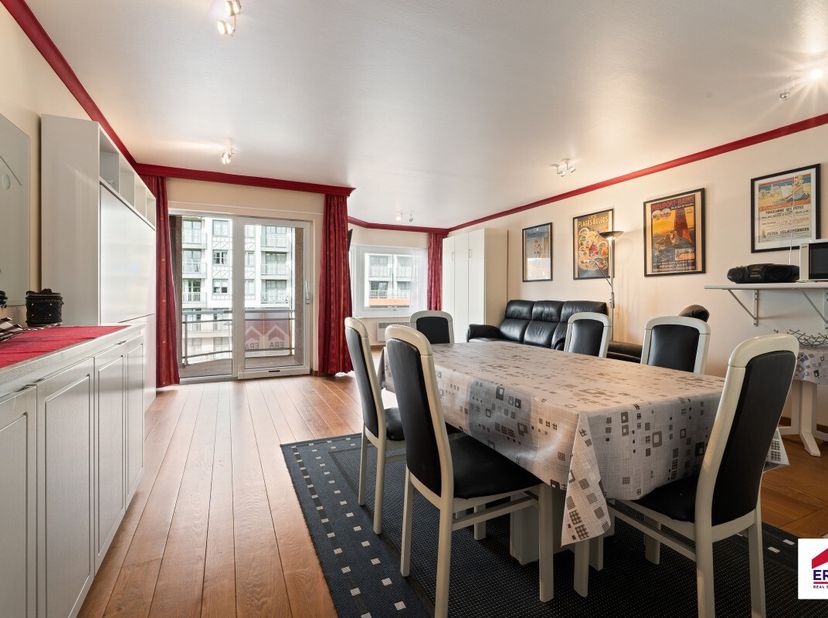 Te koop: Ruime studio met zijdelings zeezicht te Oostduinkerke. Als absolute troef beschikt deze studio over een aangenaam terras met zijdelings zeezi