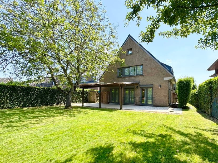 STERREBEEK – Ideaal gelegen op wandelafstand van het centrum van Sterrebeek, nabij winkels, scholen en openbaar vervoer, biedt deze ruime woning met t