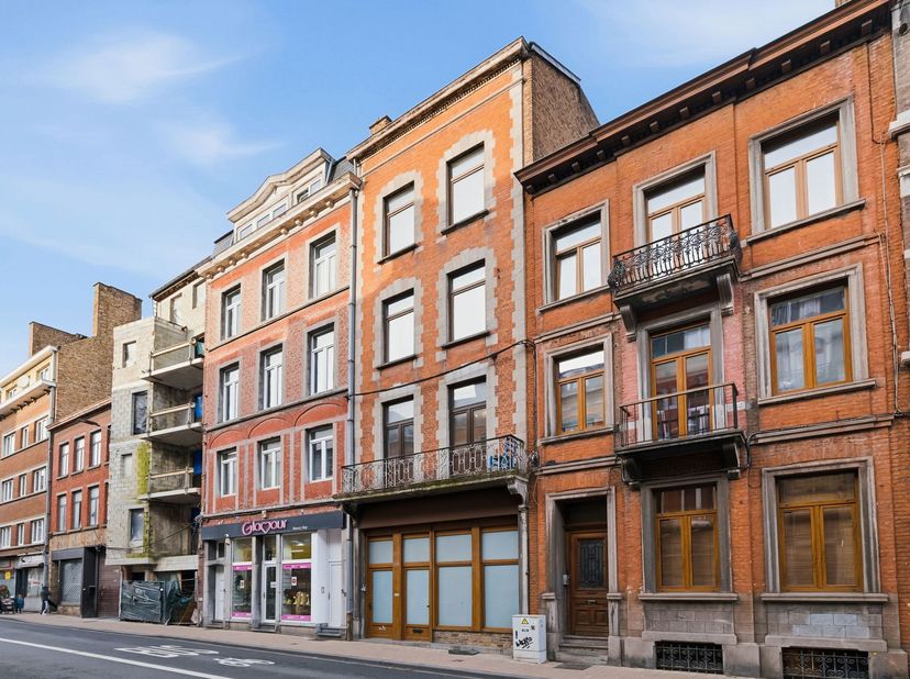 NAMUR, op een steenworp afstand van het station, KAMER in een woongroep van 8 personen (8 slaapkamers – 8 badkamers). De begane grond bestaat uit de g