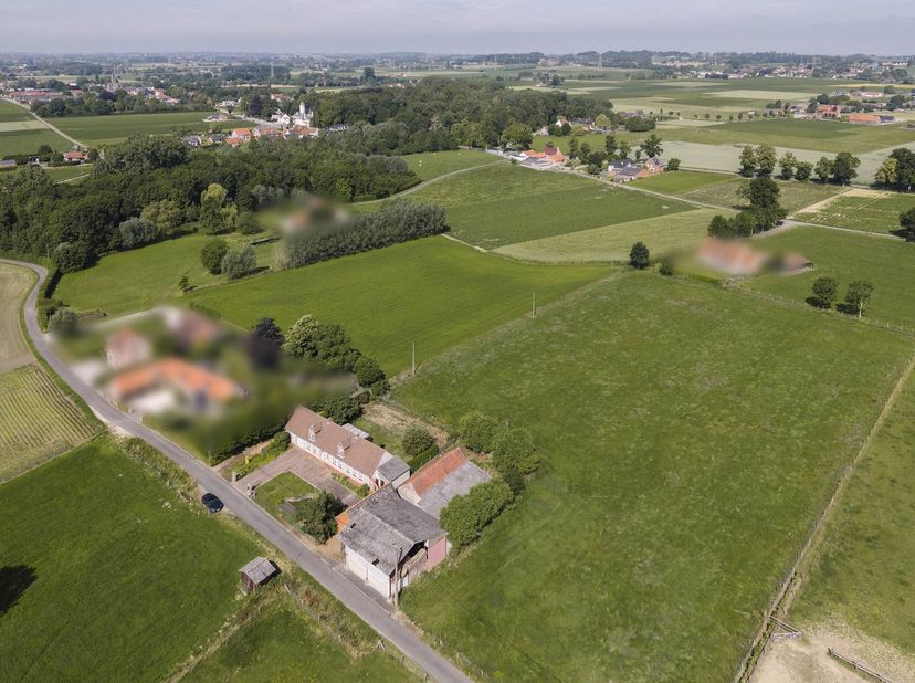 Bent u op zoek naar een karaktervolle eigendom met enorm veel potentieel in een oase van rust? Deze prachtig gelegen hoeve met bijgebouwen en weilande