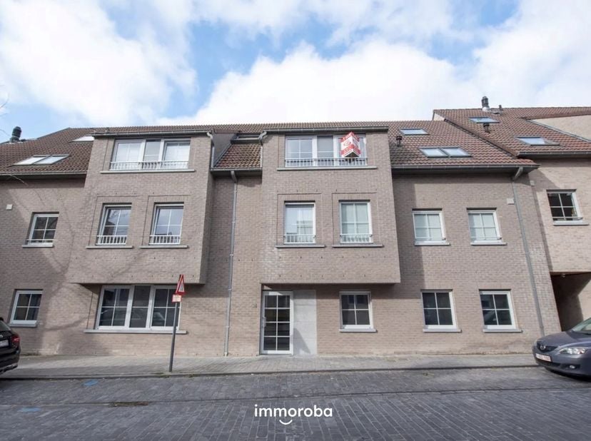 Modern duplex appartement gelegen te Machelen-Zulte (aan de Leie). Dit appartement is gelegen op de 2de en 3de  verdieping en heeft volgende indeling: