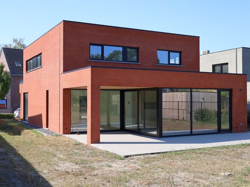 Ruime nieuwbouwvilla met 4 slaapkamers op een groot perceel van 1.384m²! Zeer energiezuinig!<br />
Dankzij de warmtepomp, vloerverwarming, zonnepanele