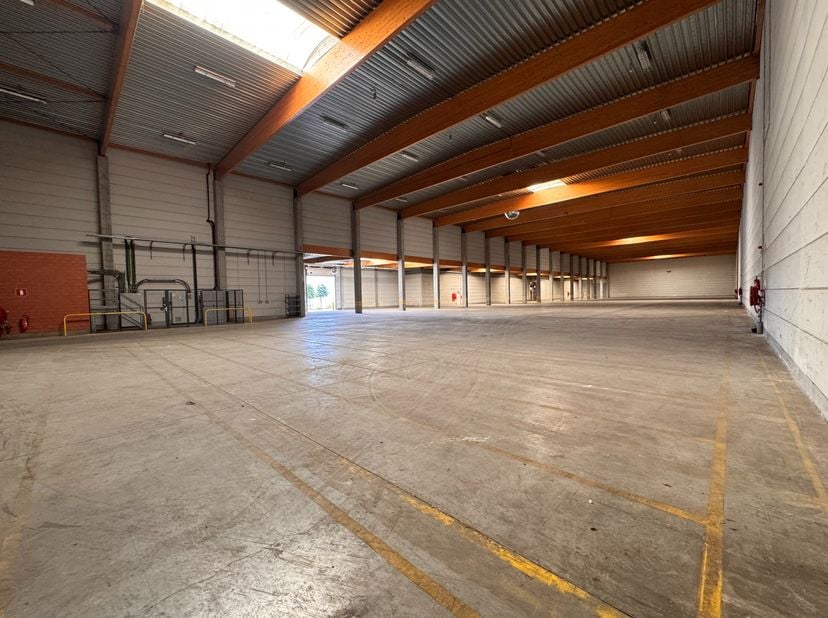 Op een uitstekende locatie te Oostende is dit logistieke hoogbouwmagazijn van +/- 4.025 m² beschikbaar voor verhuur.<br />
<br />
De site bevindt zich
