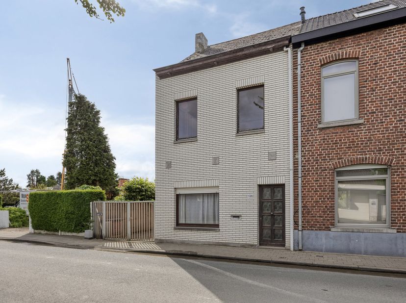 Bent u op zoek naar een woning om naar eigen smaak op te knappen? Deze 3-gevel heeft een opknapbeurt nodig. Zij is vandaag ingedeeld als volgt: inkomh