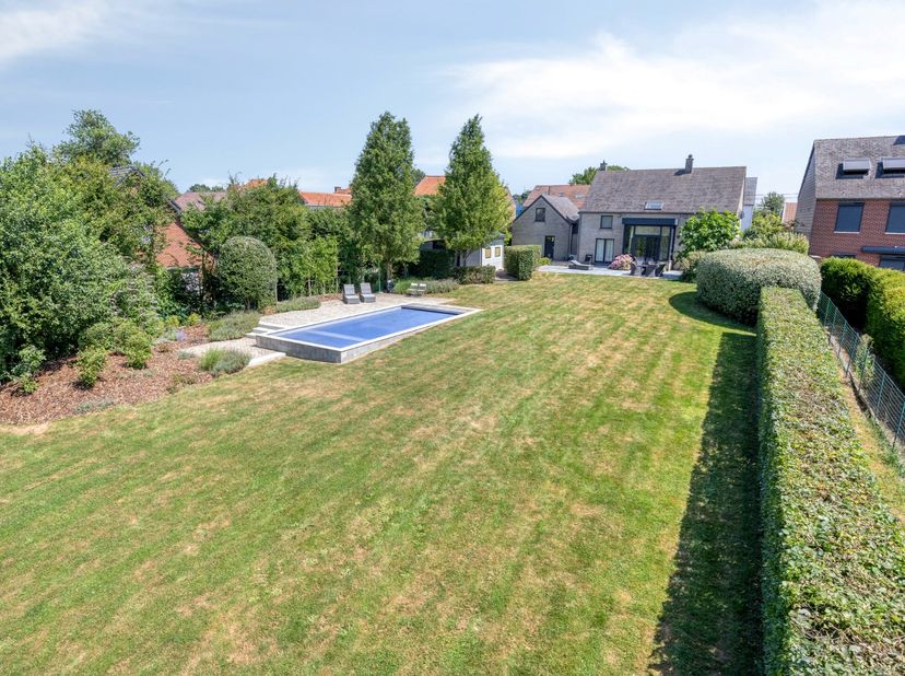 Deze exclusieve VILLA is gelegen in het rustige Zétrud-Lumay, omgeven door een prachtige ruime tuin, een groot terras en privé zwembad. Heerlijk om hi