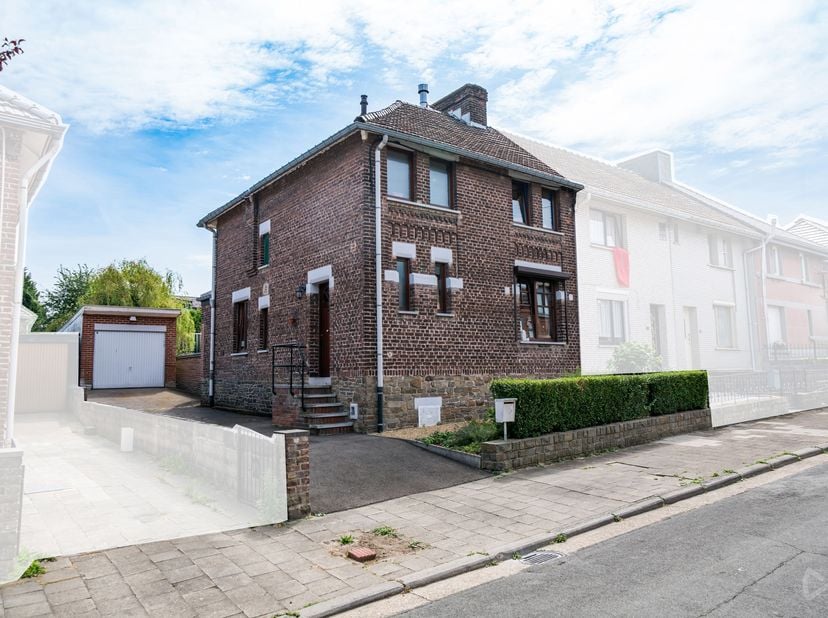 Située dans une rue calme de Seraing, cette maison offre un cadre de vie agréable à proximité des commerces, des écoles, des transports en commun et d