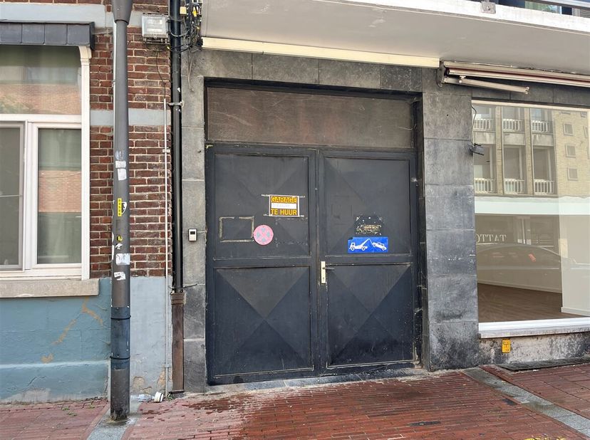 Ondergrondse staanplaats in centrum Genk<br />
De ondergrondse parkeerplaats is gelegen in Genk op de Winterslagstraat ter hoogte van nummer 8.<br />