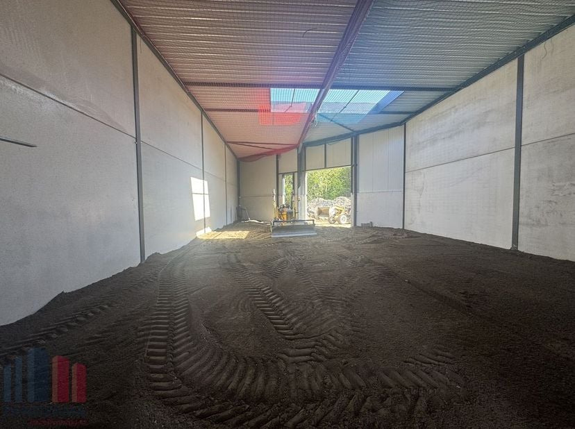 Nouvelle unité PME à vendre d'une superficie de 446&amp;nbsp; m² avec 216 m² d'espace de bureau et 7 places de parking privatives.<br />
L'entrepôt fait p