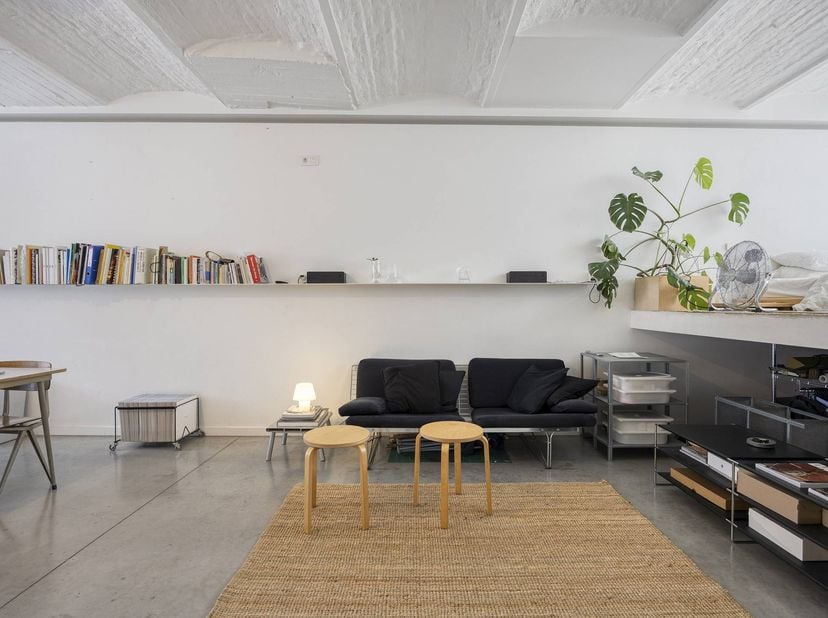 In de Spitaalpoortstraat, op de grens van Gent en Sint-Amandsberg, bevindt zich deze verrassend ruime studioloft van 78 m². Een eigendom met een uitge