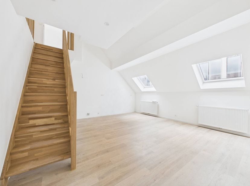 Place du Luxembourg | Koninklijke Wijk – Gerenoveerd appartement met 4 slaapkamers!<br />
Het appartement bestaat uit een hal, een woonkamer, een voll
