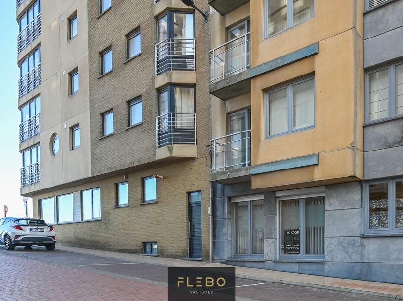 Op een topligging op wandelafstand van de Zeedijk bevindt zich dit praktisch ingedeeld gelijkvloers appartement.<br />
<br />
We betreden het appartem