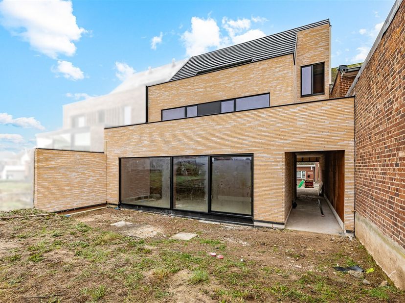 Op zoek naar een woning waar architecturale kwaliteit en wooncomfort samenkomen? Deze high-end nieuwbouwwoning combineert een strak, modern design met