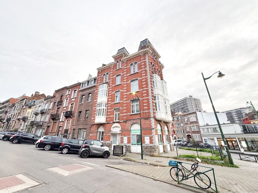 Idéalement situé à Forest, ce spacieux duplex de ±90 m² se compose au rez-de-chaussée d'un bureau indépendant de ±28 m² compris dans la vente (actuell
