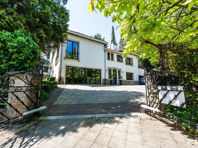 AUDERGHEM, gelegen tussen het prestigieuze domein van Val Duchesse en de Étangs Mellaerts, ruim GEMENGD GEBOUW bestaande uit een kantoorruimte en een