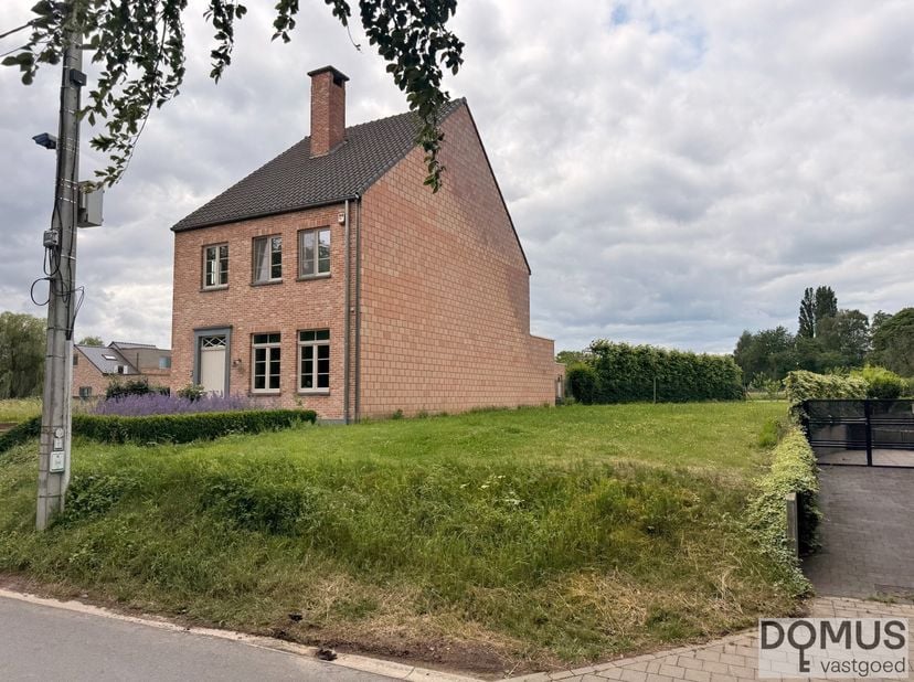 Mooi perceel bouwgrond gelegen langs de Vollickstraat in het landelijke Brussegem (Merchtem), met een oppervlakte van 584 m². Het perceel betreft lot