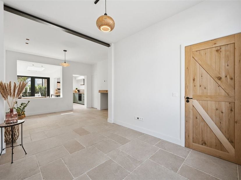 Deze woning met wit geschilderde gevel, ligt in een rustige éénrichtingsstraat (zone 30). Het gunstige EPC-label B, werd behaald door: achtergevelisol