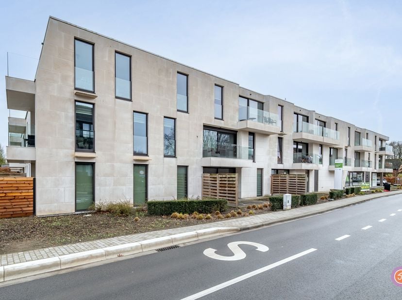 Wonen in het centrum van Bornem, op wandelafstand van winkels en andere faciliteiten? Deze recente serviceflat heeft het allemaal. Het bevindt zich in