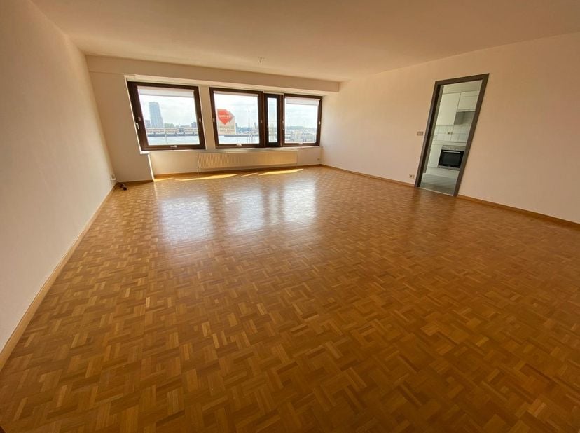 Prachtig appartement gelegen aan de visserskaai met een uniek zicht op het havenverkeer. Het appartement heeft een oppervlakte van 125m². Ruime lichtr
