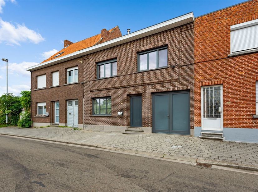 Instapklare woonst met vijf slaapkamers op een perceel van 6a46ca op een sublieme locatie te Herenthout.<br />
Deze woning heeft in 2015 een algemene