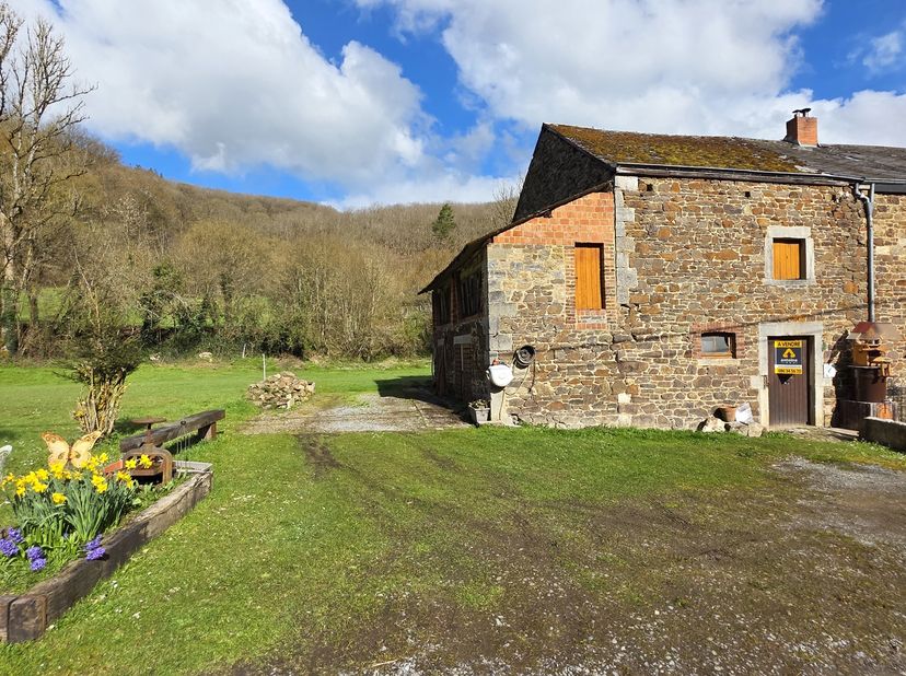 Située dans le charmant village d’Eveux, à seulement 12 km de Barvaux et 15 km du centre historique de Durbuy, cette grange à rénover offre un cadre p