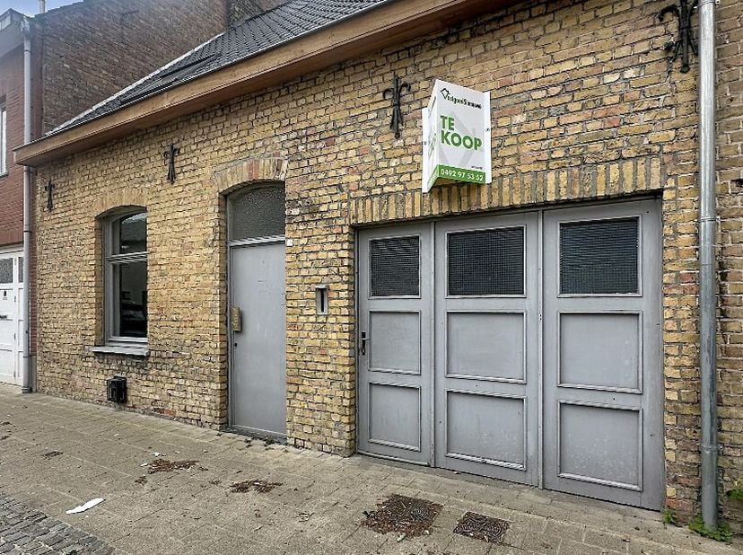 Charmante gezinswoning met veel potentieel, centraal gelegen in het hart van Koekelare, op wandelafstand van scholen, winkels en lokale handelaars.<br