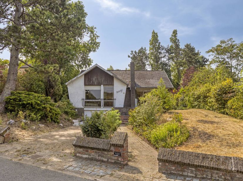 Deze te renoveren woning, gelegen in de Nieuwe Wandeling 4 te Koksijde, bevindt zich vlakbij de Hoge Blekker duinen. Het huis beschikt over maar liefs