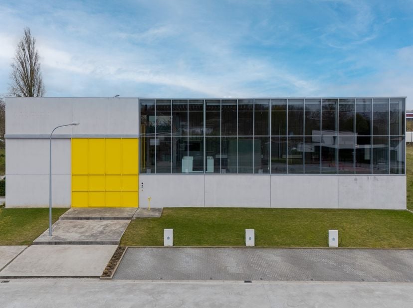 Aandelenovereenkomst: High-end bedrijfsgebouw te koop in IZ De Pluim.<br />
<br />
In industriezone De Pluim bevindt zich dit prachtige bedrijfsgebouw